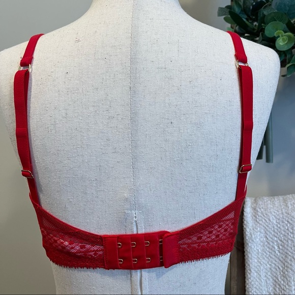 🌸 Victoria’s Secret Incredible Plunge Bra - Picture 4 of 11